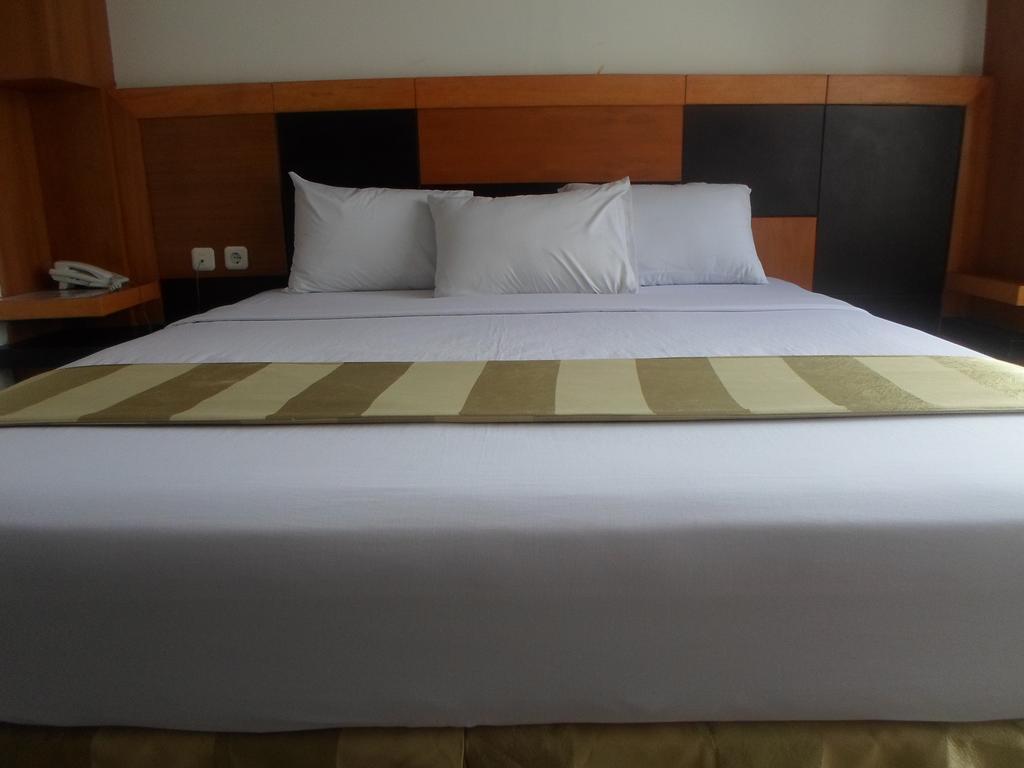 Hotel Grand Karawang Indah Экстерьер фото