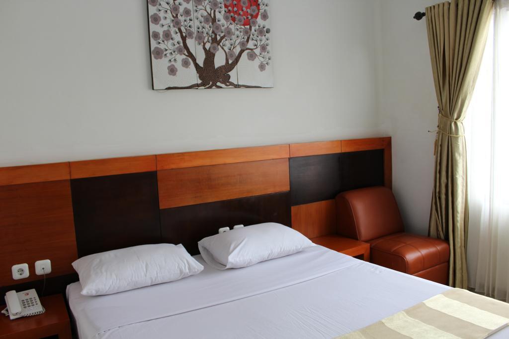 Hotel Grand Karawang Indah Экстерьер фото