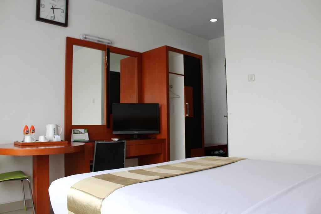 Hotel Grand Karawang Indah Экстерьер фото