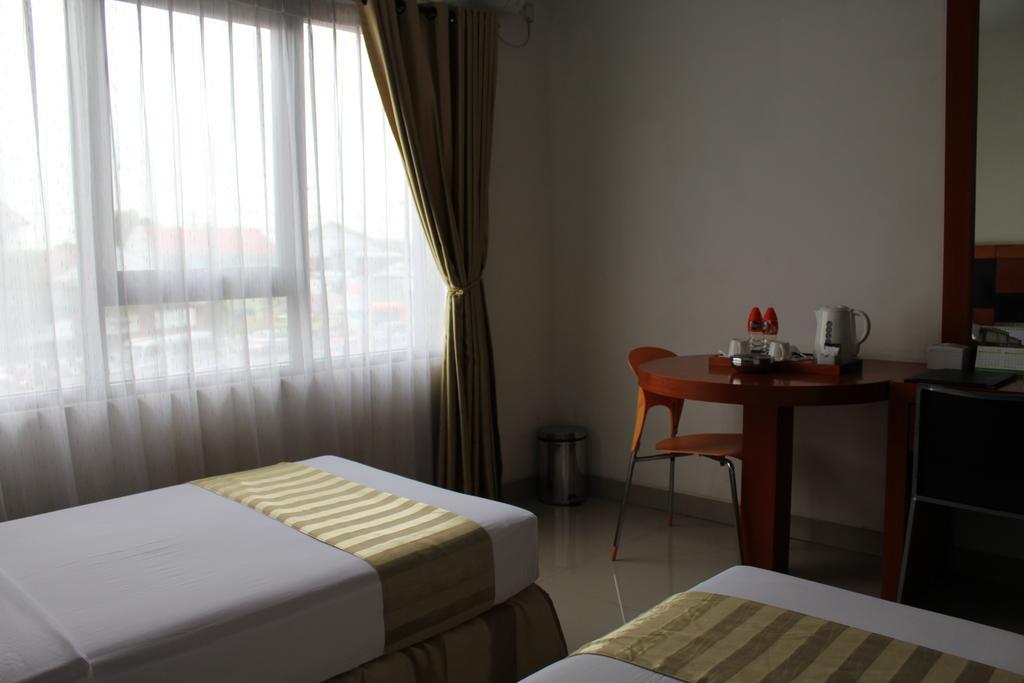 Hotel Grand Karawang Indah Экстерьер фото