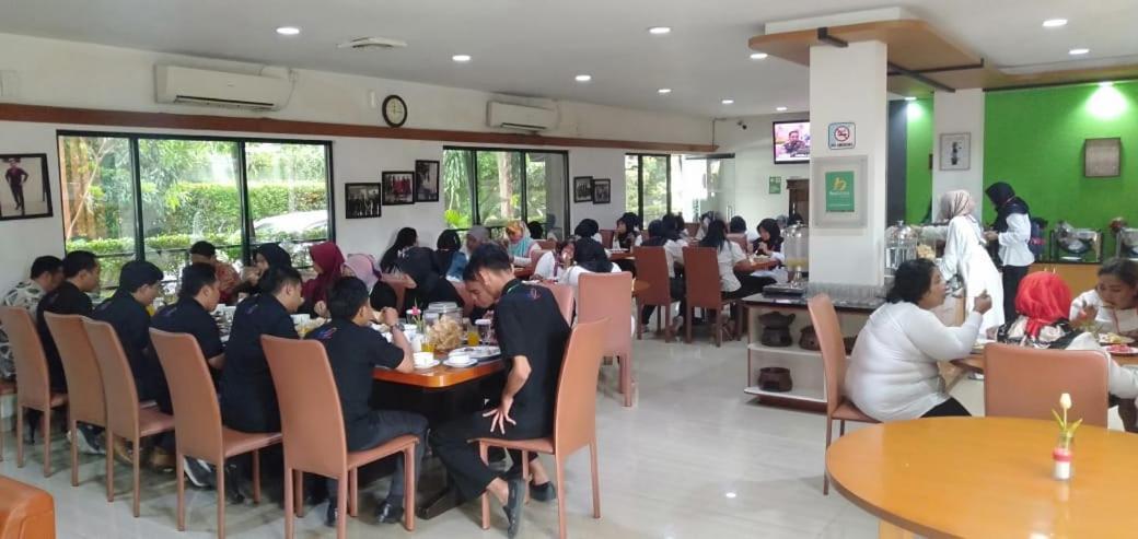 Hotel Grand Karawang Indah Экстерьер фото