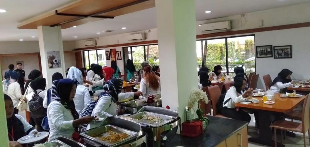 Hotel Grand Karawang Indah Экстерьер фото
